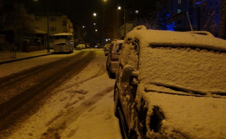 Ardahan'da kar şehri beyaza bürüdü