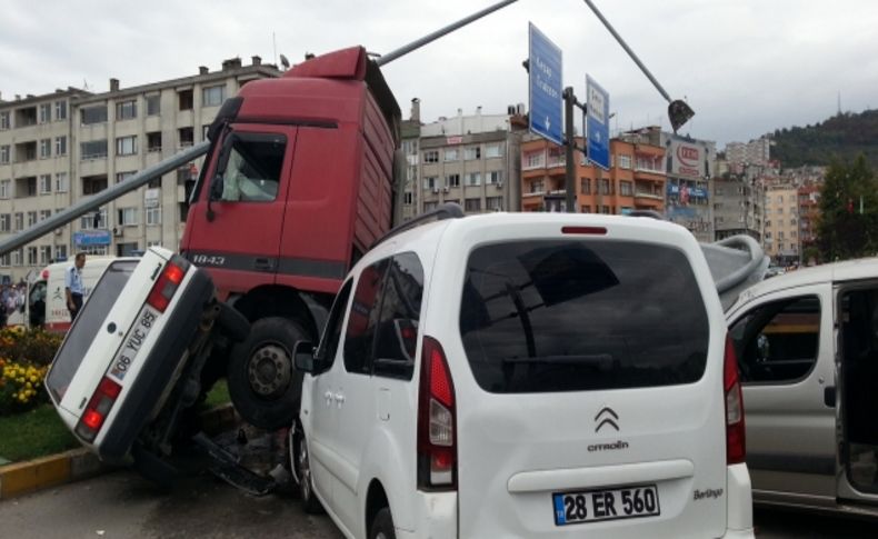 Aşırı hızlı TIR, kırmızı ışıkta bekleyen 7 araca çarparak durdu
