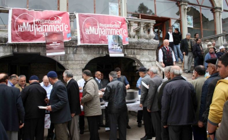 Asırlık caminin avlusunda bin kişiye Kutlu Doğum aşı dağıtıldı
