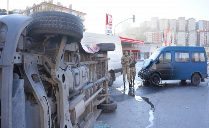 Askeri aracın çarptığı minibüs devrildi: 1 yaralı