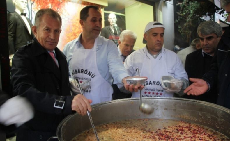 Aslan kendi elleriyle aşure dağıttı