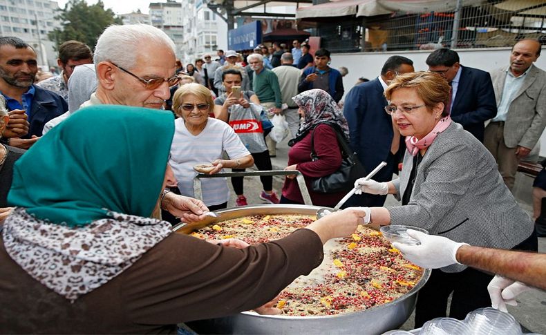 Aşure kazanı pazarda kaynadı