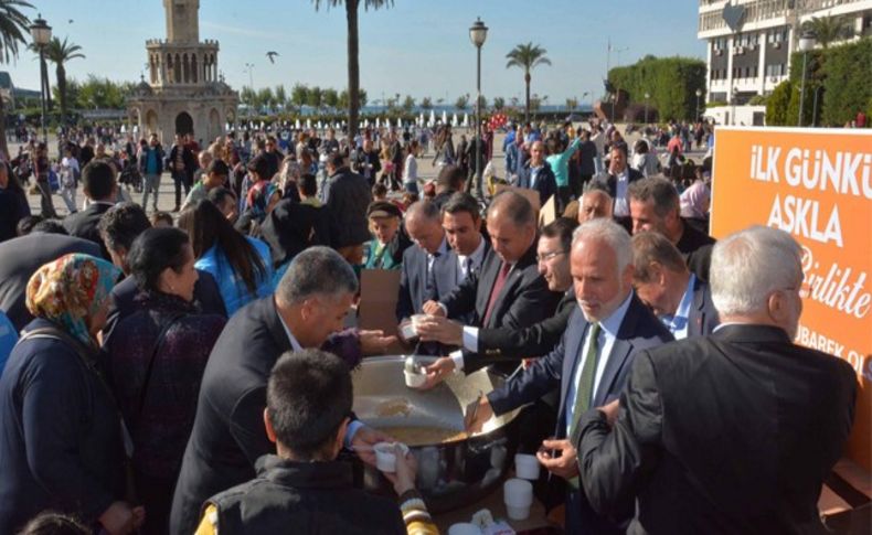 AK Parti Konak Meydanı'nda aşure dağıttı