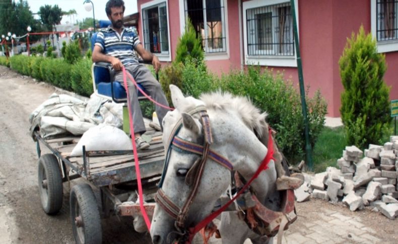 At arabasına berber koltuğu taktı