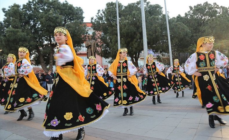 Ata’nın huzurunda dünyanın dansı