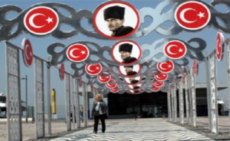 İskele önüne Atatürk posterli geçit