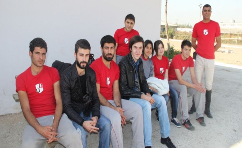 Atçılık bölümü öğrencisi kızlar, ahır temizliyor, atlarla konuşuyor