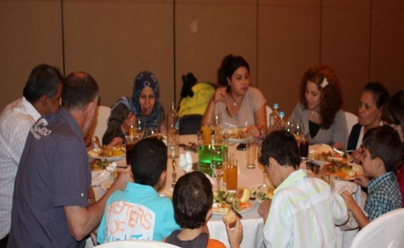 Atina'da üç dinin mensupları iftarda buluştu