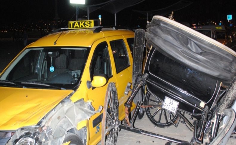 Atları parlayan fayton 8 otomobile çarpıp parçalandı