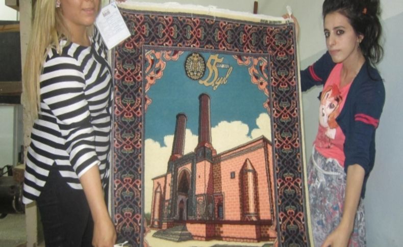 AÜ, Erzurum Motifli 55 Özel Hereke Halı Koleksiyonu hazırladı