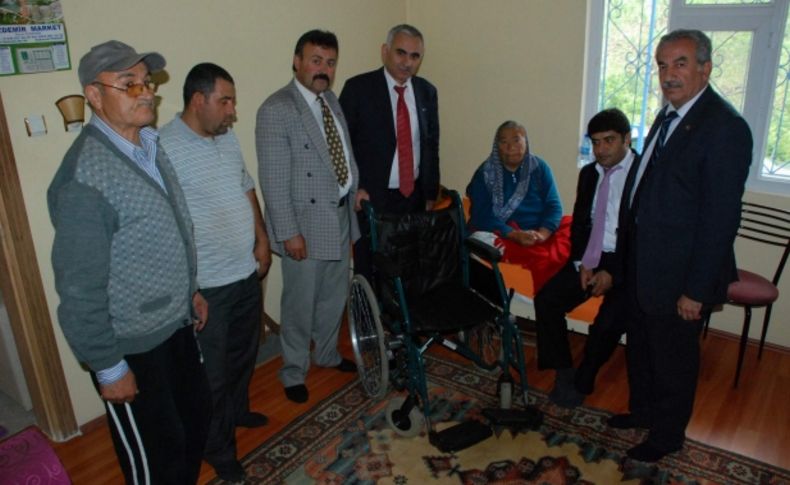 Aydıncıkta 8 engelli vatandaşa akülü araba ve tekerlekli sandalye verildi
