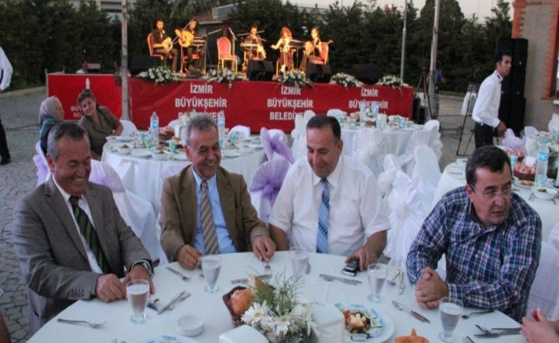 Aziz Kocaoğlu’ndan eski ve şimdiki meclis üyelerine iftar