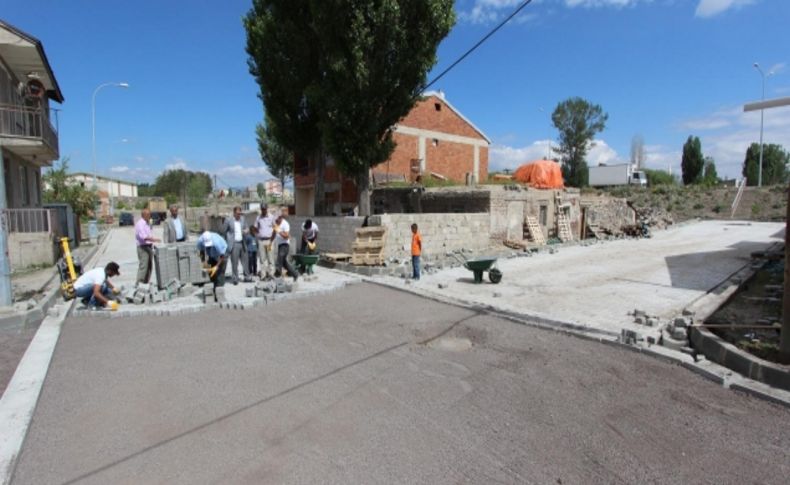 Aziziye Belediyesi, cadde ve sokaklara kilitli taş döşüyor