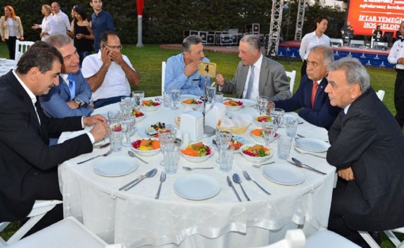 Kocaoğlu, meclis üyeleriyle iftarda buluştu