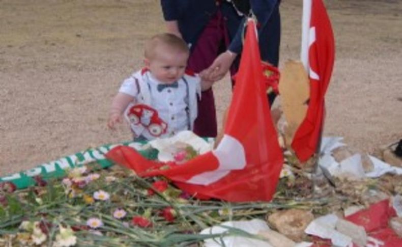 Madenci babasının alamadığı kıyafetle mezarlıkta yaş günü