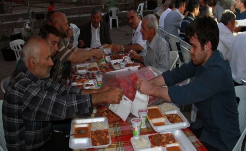 Babasultan'ın huzurunda köylülerle üniversiteler aynı iftar sofrasında