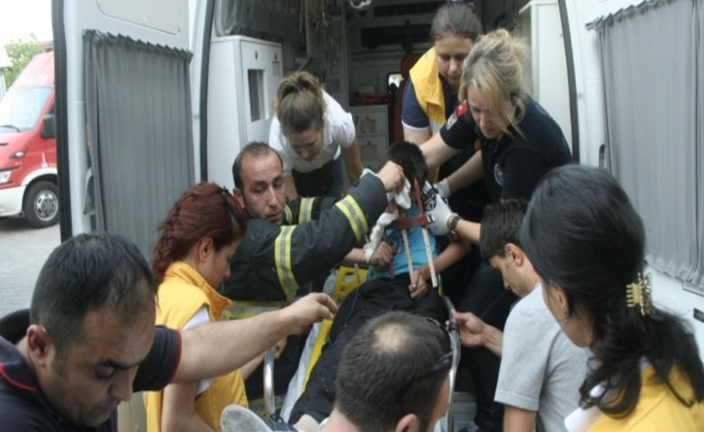 Bahçeye kaçan topunu almak isterken, korkuluk demiri ağzına saplandı