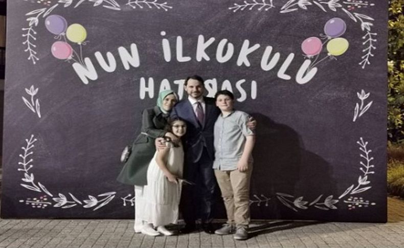 Bakan Albayrak'tan aile fotoğrafı paylaşımı