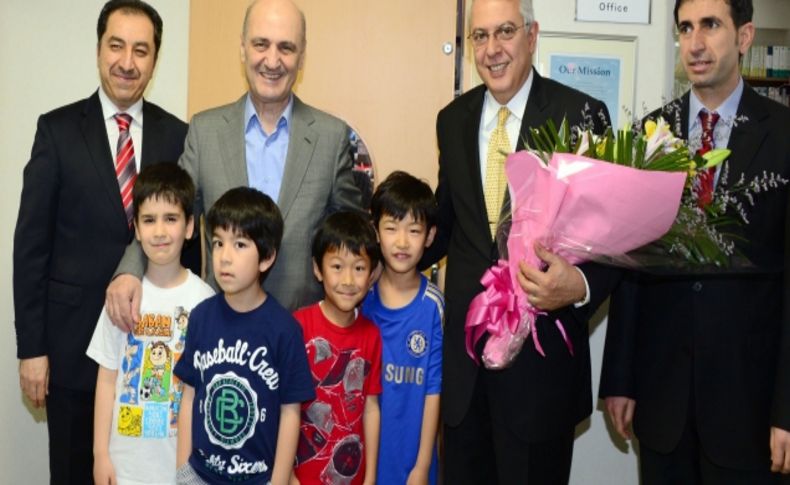 Bakan Bayraktar, Yokohama'daki Türk okulunu ziyaret etti
