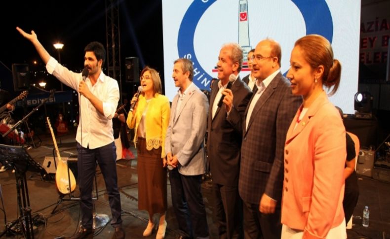 Bakan Fatma Şahin, Uğur Işılak ile 'Haydi Anadolu' şarkısını söyledi