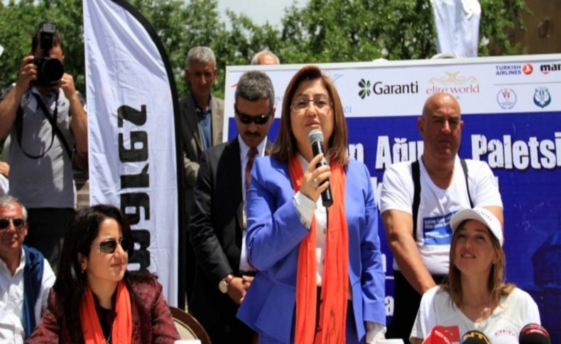 Bakan Şahin, dünya serbest dalış rekortmeni Ercümen'i tebrik etti