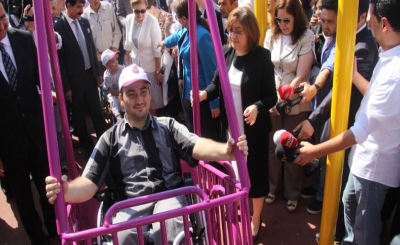 Bakan Şahin'in katıldığı 'Engelsiz Park' açılışına engelli vatandaş damga vurdu