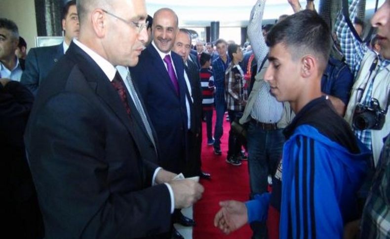 Bakan Şimşek'ten Gazetecilere 'hatira Için' 5'er Lira
