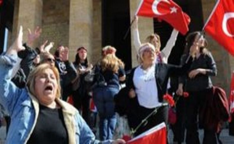 Bakan’a Anıtkabir'de  ‘bayrak’ protestosu