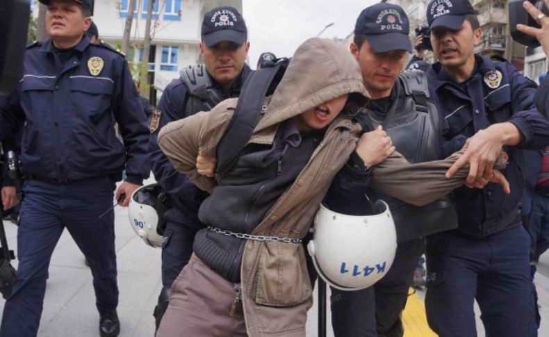 Bakanlık girişinde zincirli eylem: 4 gözaltı