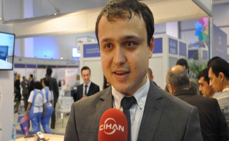 Bakü'deki teknoloji fuarında halk dansı yapan robot ilgi odağı oldu