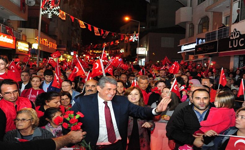 Balçova'da Cumhuriyet coşkusu yollara sığmadı