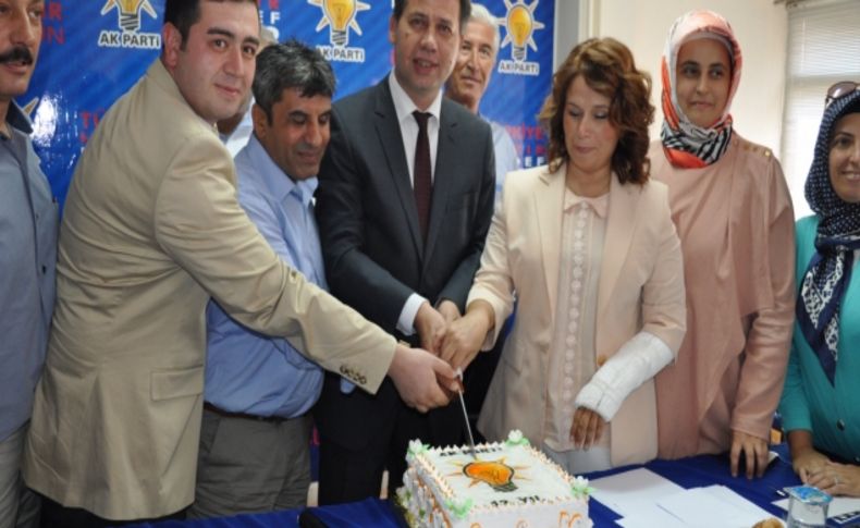Balıkesir AK Parti 12. kuruluş yıl dönümünü pasta keserek kutladı
