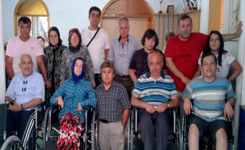 Balıkesir Sakatlar Derneği beş engelliye tekerlekli sandalye hediye etti