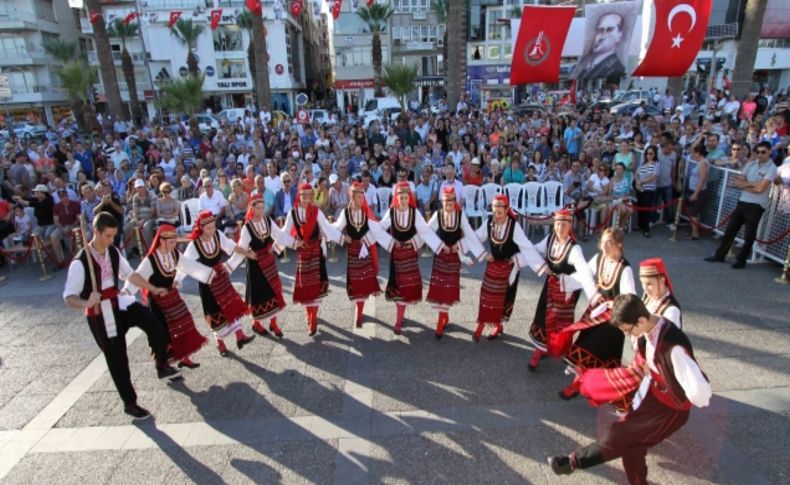 Balkan Ülkeleri Karşıyaka'da barış için dans etti