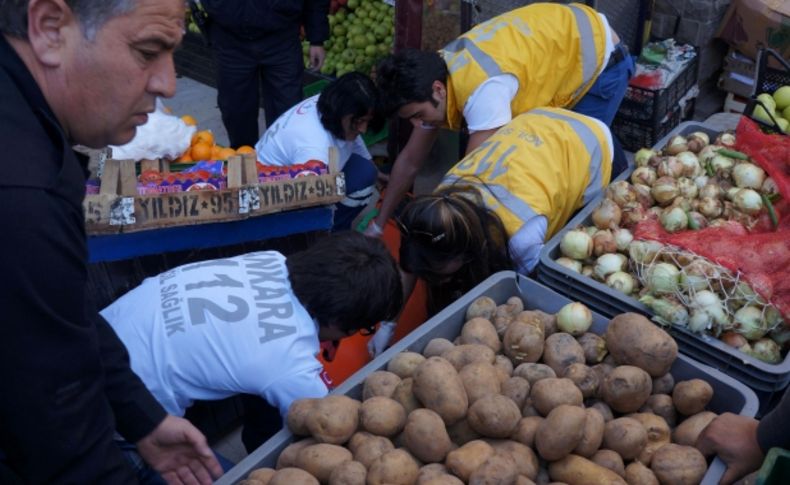 Balkondan sarkan kadın branda yerine patates tezgahına düştü