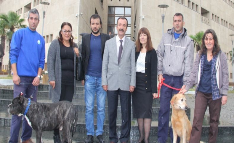 Baro başkanı ve avukatlar, köpeklerle birlikte adliye önünde açıklama yaptı