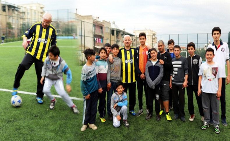 Başkan çocuklarla futbol oynayarak stres attı
