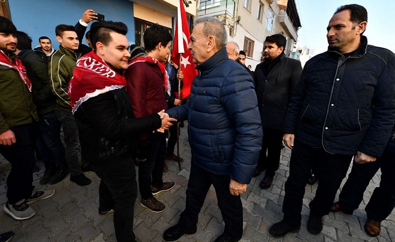 Başkan Kocaoğlu, askere giden gençlere harçlık verdi, çiftetelli oynadı