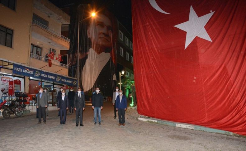 Başkan Yılmazlar vatandaşlarla birlikte İstiklal Marşı'nı okudu