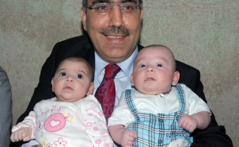 Başkan Çelikcan yeni doğan bebekleri evlerinde ziyaret ediyor