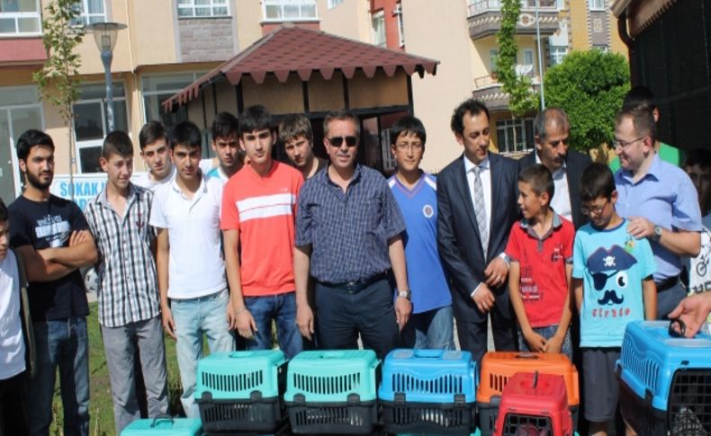 Başkan Çetin, gençlere tavşan dağıttı