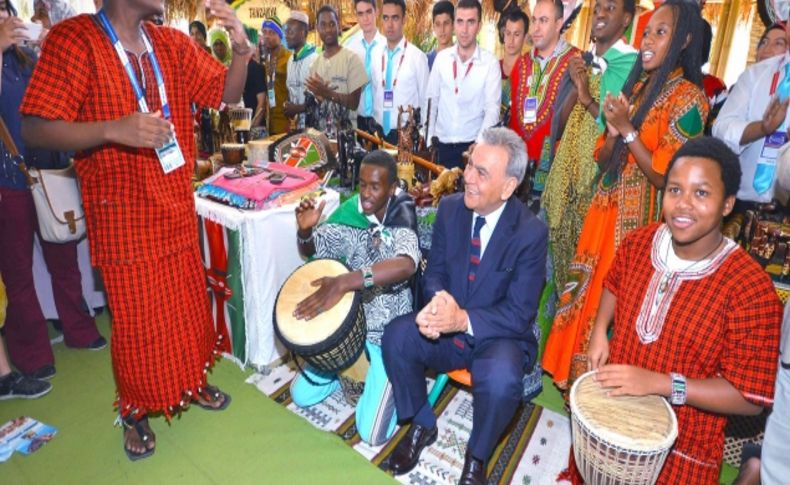 Başkan Kocaoğlu, Kültür Şöleni'nde 32 dakikada Afrika turu yaptı