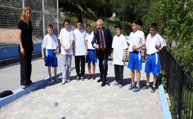 Başkan Kürüm kursiyerlerle bocce oynadı