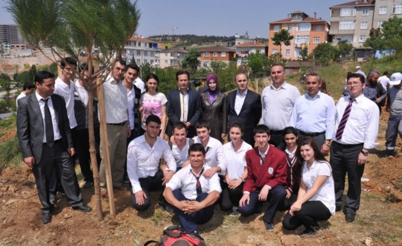 Başkan, lise öğrencileriyle birlikte fidan dikti