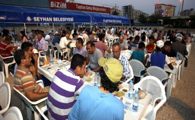 Başkan Öztürk, ilk orucunu ‘Seyhan’ın İftar Sofrası’nda açtı