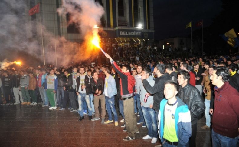 Başkan Tatı Bucalı taraftarlar ile Göztepe maçını izledi