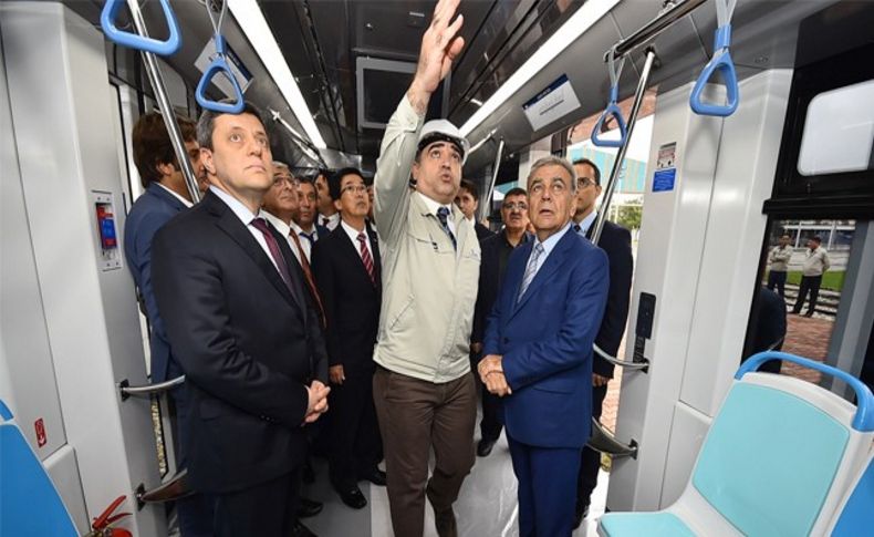 İzmir'in tramvaylarının yapımı sürüyor: İlk tramvaya Başkan imzası!