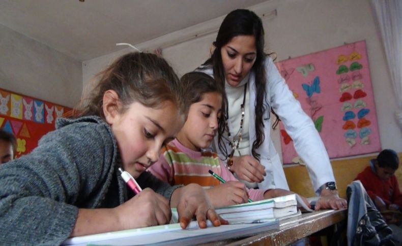 Batıdan doğuya gelen bayan öğretmenler, zorlukları sevgi diliyle aşıyor