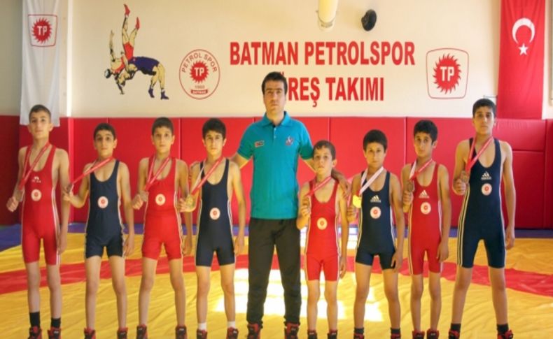 Batman Petrolspor Güreş Takımı madalya toplamaya devam ediyor