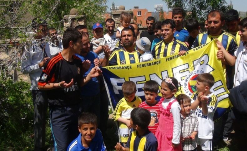 Batmanlılar Fenerbahçe'nin başarısı için türbede dua etti